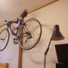 【自転車壁掛けDIY】ディアウォールでロードバイクを室内保管する - ガジェマガ